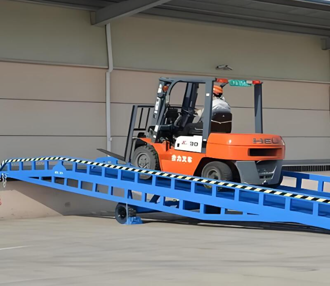 新蔡移动式卸货平台（叉车用）